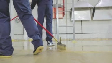 Fabrikada bir atölye inşaatı. İnşaat alanında çalışanlar. Kendi seviyesini yükselten geniş bir alan oluşturma süreci.