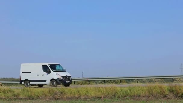 Mała Ciężarówka Jedzie Wzdłuż Autostrady Samochód Jedzie Wzdłuż Autostrady — Wideo stockowe