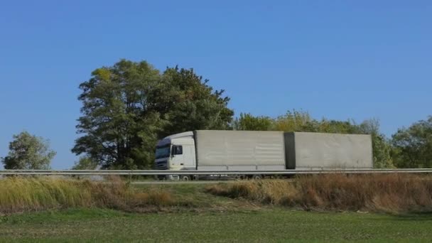 Ciężarówka Jedzie Wzdłuż Autostrady Słoneczną Pogodę Ciężarówka Jedzie Nowoczesną Drogą — Wideo stockowe