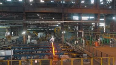 Taşıyıcı hattındaki sıcak metal. Kırmızı sıcak metal. Bir metalurji fabrikasında rulo metal üretimi.
