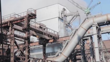 Modern bir fabrikanın dışı. Büyük bir fabrikada metal yapılar. Büyük bir işletmenin dış mekanı..