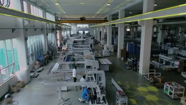现代工厂的车间 穿过一家现代化工厂的车间 现代工厂人工智能的可视化 — 图库视频影像