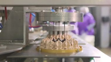 Kek konveyör çizgisinde. Pasta üretimi. Modern bir fabrikada kek üretimi. Otomatik pasta oluşturma süreci.
