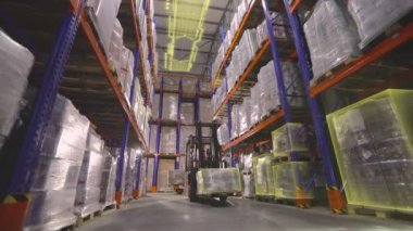 Depoda modern bir forklift. Modern teknolojilerin görselleştirilmesi. Grafikleri olan modern bir depoda forklift..