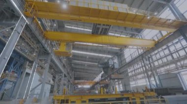 Işın vinci büyük bir yük taşır. Fabrikadaki vinç ışını. Bir metalürji fabrikasının içinde..