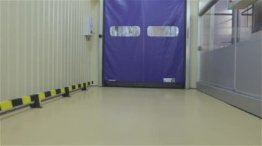 Üretim odasının kapısını kapatıyorum. Endüstriyel iç mekan. Modern fabrika. Modern fabrika iç mimarisi.