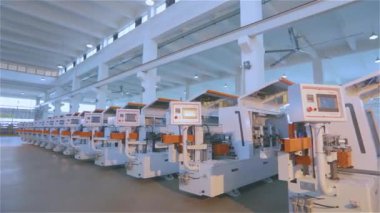 Cnc makinelerinin üretimi. Fabrikadaki depo dolusu makineler. CNC makineleri için modern fabrika. Ahşap çalışma makineleri.