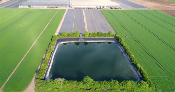 Blick Von Oben Auf Die Gewächshäuser Technisches Reservoir Neben Großen — Stockvideo