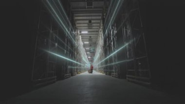 Modern Depo A çalışanı modern bir depoya giriyor. Modern bir deponun görüntüsü.