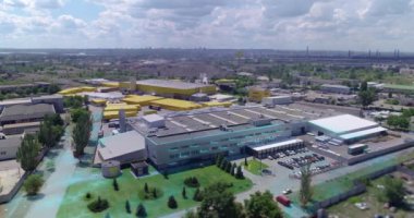 Dünya çapındaki ortaklarla iletişimin görselleştirilmesi. Modern fabrika kavramı, insansız hava aracı görüşü.