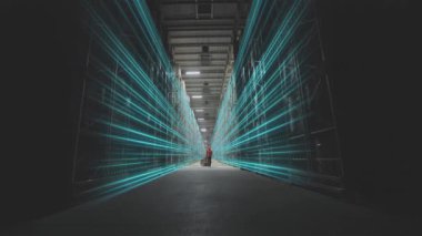 Modern Depo A çalışanı modern bir depoya giriyor. Modern bir deponun görüntüsü.