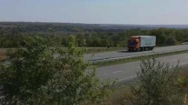 Kamyon otoyolda gidiyor. Kamyon tarlaların etrafındaki otoyolda gidiyor..