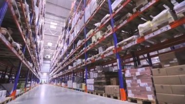 Depoda modern bir forklift. Modern teknolojilerin görselleştirilmesi. Grafikleri olan modern bir depoda forklift..