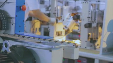 Cnc makinelerinin üretimi. Fabrikadaki CNC makinelerinin montajı. CNC makineleri için modern fabrika. İşçiler modern CNC makinelerini monte ediyorlar.