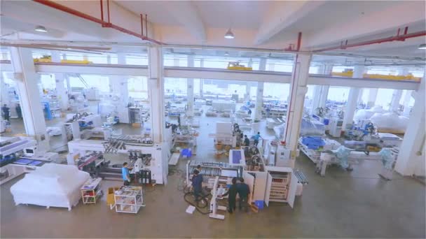 Cnc 기계의 공장에서 Cnc 기계의 Cnc 기계의 생산을 현대적 노동자들 — 비디오