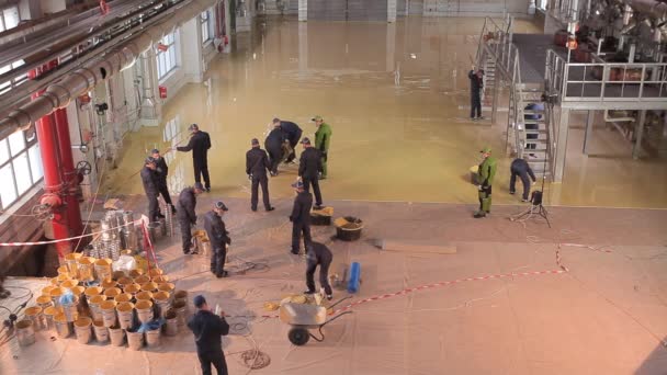 Εργαζόμενοι Στο Εργοτάξιο Εργάτες Φτιάχνουν Πάτωμα Στο Εργαστήριο Του Εργοστασίου — Αρχείο Βίντεο