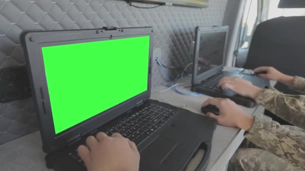 Seorang Militer Mengontrol Pesawat Tak Berawak Pada Laptop Militer Kontrol — Stok Video