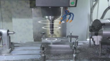 CNC makinesinde metal işleme. CNC makinesinde metal bir parça yaratmak. CNC makinesi bir metal parçası oluşturacak.