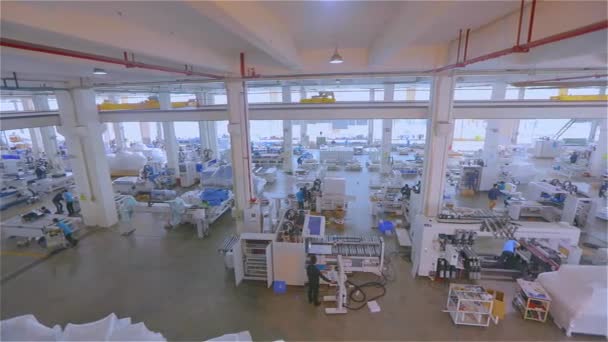 生产Cnc机器 工厂里的Cnc机器组装 现代化的数控机床制造厂 工人组装现代数控机床 — 图库视频影像