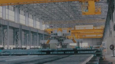 Işın vinci büyük bir yük taşır. Fabrikadaki vinç ışını. Bir metalürji fabrikasının içinde..