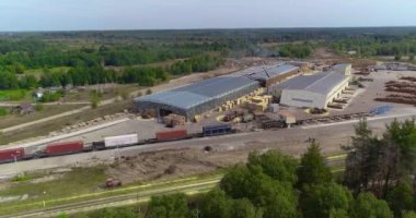 Bir marangoz şirketinin büyük bahçesi. Modern kereste fabrikası manzarası kavramı. Ahşap işçiliği şirketinin kütükleriyle dolu bir bahçe. Modern bir bıçkıhanenin avlusunda bir sürü kütük.