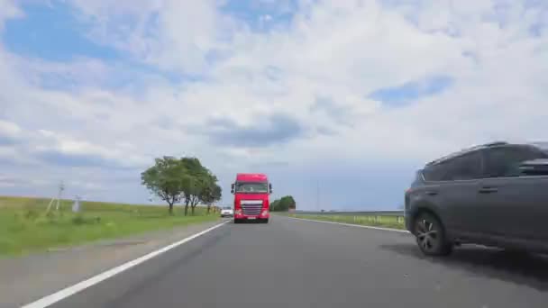 Teherautók Mennek Végig Úton Egy Tartálykocsis Teherautó Vezet Autópálya Közelében — Stock videók
