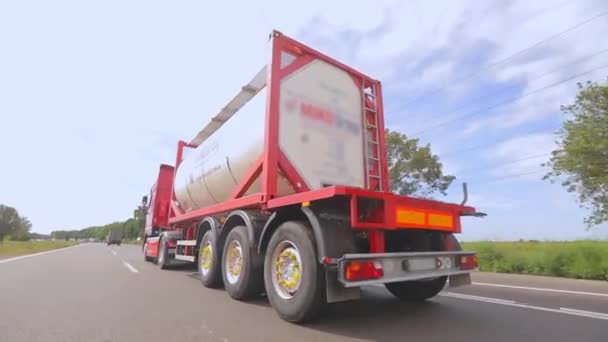 Los Camiones Están Conduciendo Por Carretera Camión Con Camión Cisterna — Vídeo de stock