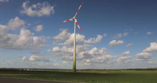 Вітряна Турбіна Зеленому Полі Проти Блакитного Неба Хмарами Вітрогенератор Полі — стокове відео