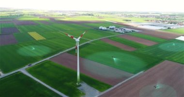 Tarımsal İHA 'lar arazi konsepti üzerinde uçuyor. Agro drone alanı tarıyor. Modern tarım insansız hava araçlarının sahada uçtuğunu hayal etmek. Tarlaları ilaçlayan bir tarım aracı..