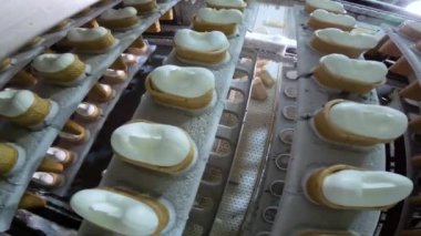 Dondurma üretimi. Otomatik dondurma üretimi. Otomatik dondurma üretim hattı.