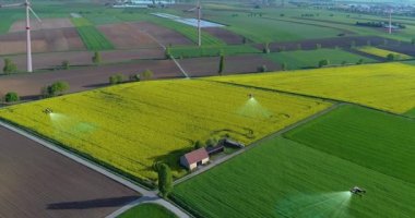 Tarımsal İHA 'lar arazi konsepti üzerinde uçuyor. Agro drone alanı tarıyor. Modern tarım insansız hava araçlarının sahada uçtuğunu hayal etmek. Tarlaları ilaçlayan bir tarım aracı..