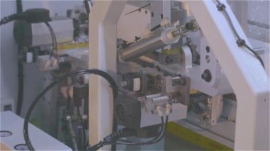 Cnc makinelerinin üretimi. Fabrikadaki CNC makinelerinin montajı. CNC makineleri için modern fabrika. İşçiler modern CNC makinelerini monte ediyorlar.