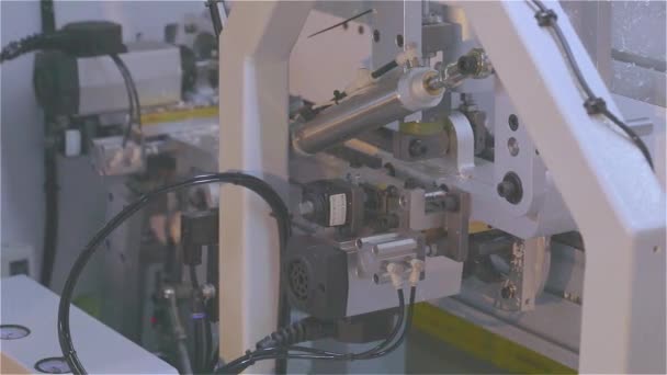 生产Cnc机器 工厂里的Cnc机器组装 现代化的数控机床制造厂 工人组装现代数控机床 — 图库视频影像