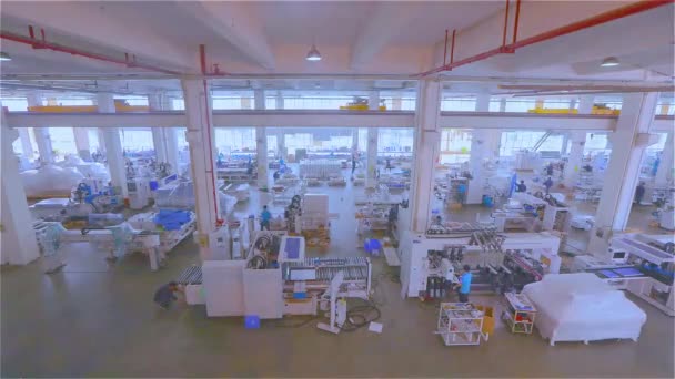 Cncマシンの生産 工場でのCncマシンのアセンブリ Cnc機械の生産のための近代的な工場 労働者は現代のCnc機械を組み立てる — ストック動画