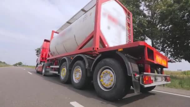Ciężarówki Jadą Wzdłuż Drogi Ciężarówka Cysterną Jedzie Wzdłuż Autostrady Bliska — Wideo stockowe