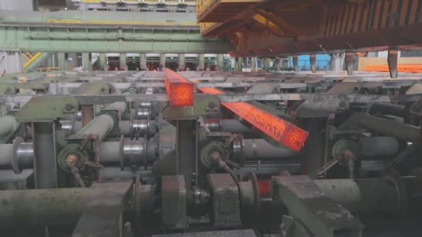 传送带上的热金属红热的金属 冶金厂轧制金属的生产 — 图库视频影像