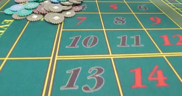 ルーレットをプレイするためのゲームテーブル ルーレットプレーフィールド カジノのクローズアップで遊ぶためのテーブル — ストック動画