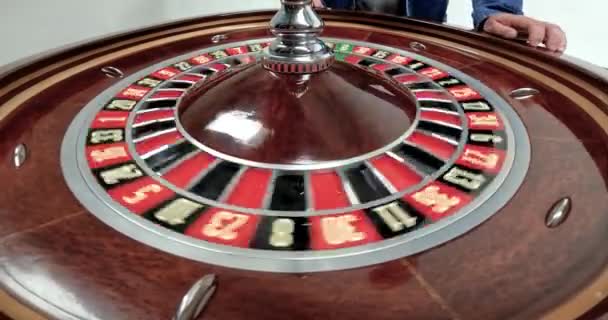 Girando Ruleta Casino Croupier Girando Ruleta Girando Ruleta Primer Plano — Vídeos de Stock