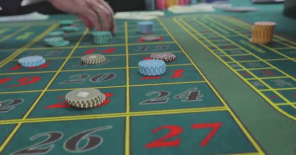 Winnaar Neemt Winst Roulette Winnaar Het Casino Neemt Winnende Chips — Stockvideo