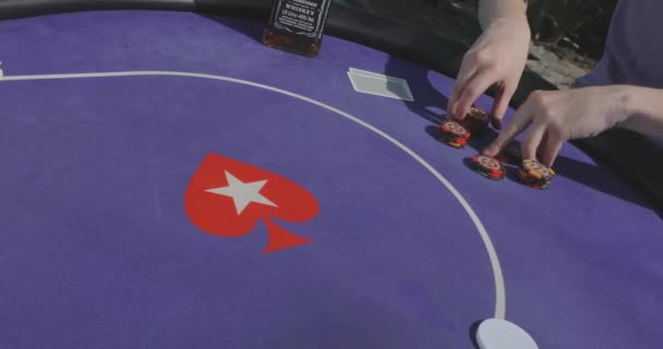Ένας Παίκτης Του Πόκερ Πετάει Μάρκες Στο Τραπέζι Ένας Παίκτης — Αρχείο Βίντεο