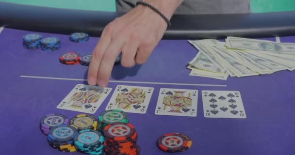 Der Croupier Legt Die Karten Auf Den Tisch Pokerspiel Der — Stockvideo