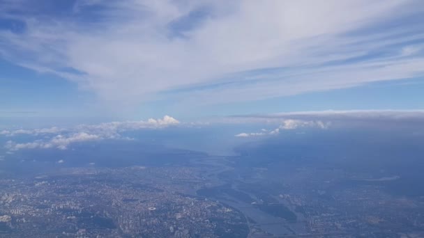 Θέα Από Παράθυρο Του Αεροπλάνου Skyline Μέσα Από Φινιστρίνι Ένα — Αρχείο Βίντεο