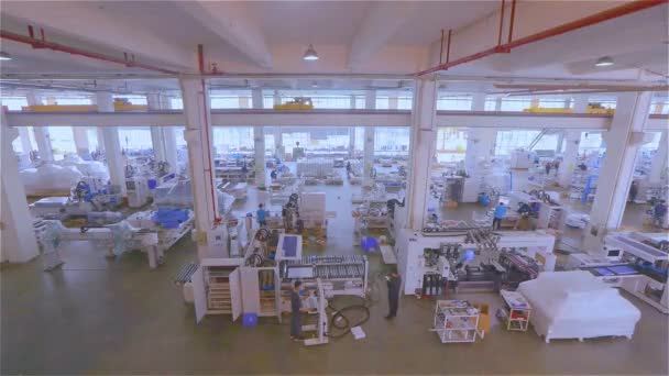 Cnc 기계의 공장에서 Cnc 기계의 Cnc 기계의 생산을 현대적 노동자들 — 비디오