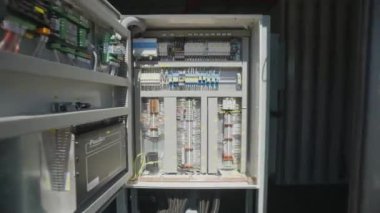 Bir endüstriyel jeneratörün elektrik paneli. İçerideki jeneratörün dağıtım panosu. Dizel jeneratörün dağıtım panosu.