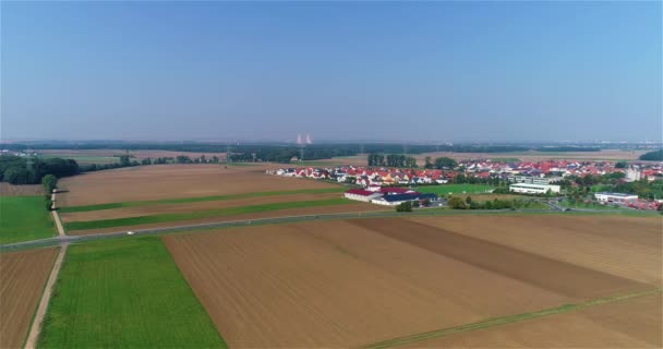 Kleine Europäische Stadt Luftaufnahme Deutsche Dorf Luftaufnahme Felder Der Nähe — Stockvideo