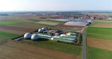 Büyük bir sera kompleksi. Modern seralar üzerinde uçuş. Tarım kompleksi. Büyüyen bitkiler, hava manzarası.