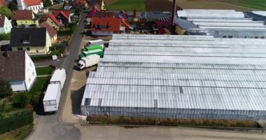 Beyaz bir kamyon küçük bir kasabadan geçiyor. Kamyon dar bir Avrupa sokak hava sahasında ilerliyor. Kamyon, malları dar Avrupa sokaklarında dağıtıyor.