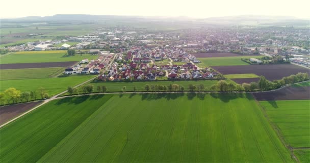 Kleine Europäische Stadt Luftaufnahme Deutsche Dorf Luftaufnahme Felder Der Nähe — Stockvideo