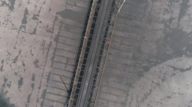 Kokain fırını kömür deposu. Şirkette bir yığın kokain fırını kömürü var. Depoda kokain kömürü.