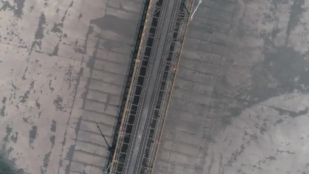 エンタープライズのコークス炉の石炭倉庫 企業でコークス炉石炭のヒープ 倉庫内での石炭の調理 — ストック動画